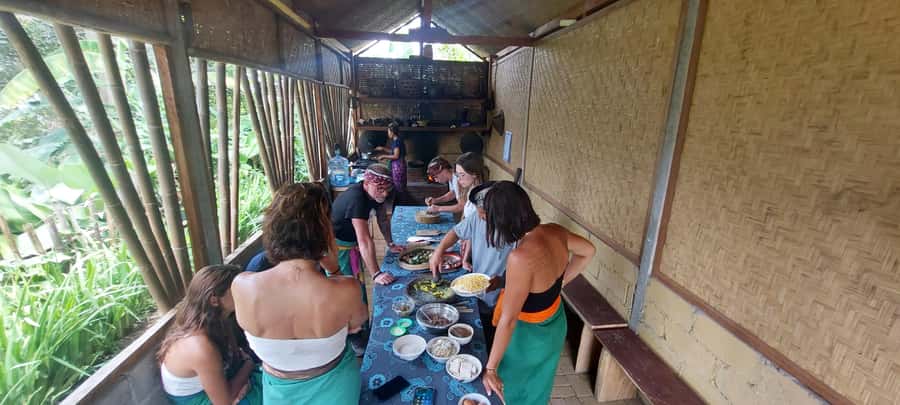 Munduk: Balinese Cooking Class with Dinner at a Local Home - What to bring and how to prepare
