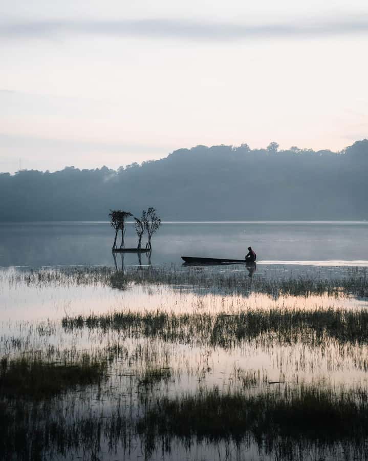 MUNDUK:Tamblingan lake Canoieng & Sunrise tour - Choosing between private and small-group canoeing