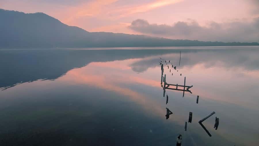MUNDUK:Tamblingan lake Canoieng & Sunrise tour - The one-hour canoe route across the lake