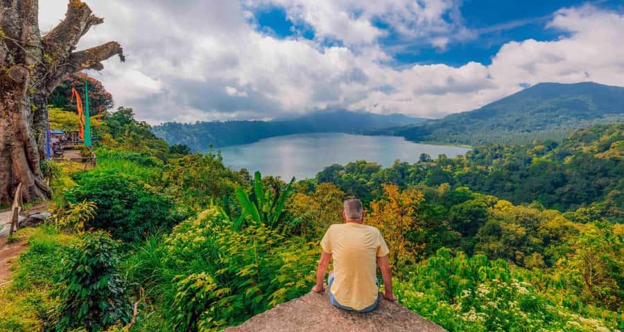 Munduk: Twin Lakes Jungle Hike with Lake Canoe and Waterfall - Twin Lake View and the forest trail