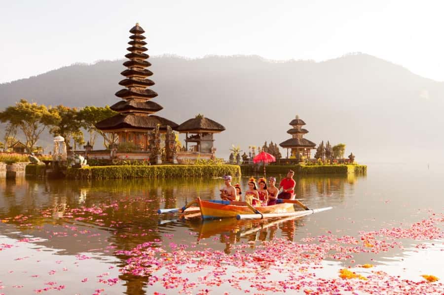 North Bali: Full-day Highlights Instagram Tour - Ulun Danu Beratan and the cool mountain air
