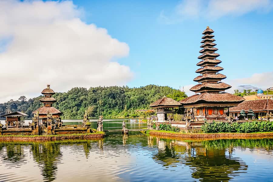 North Bali: Sunrise Tour with Dolphins, Waterfalls & Temples - Sunrise and dolphins on the Lovina boat