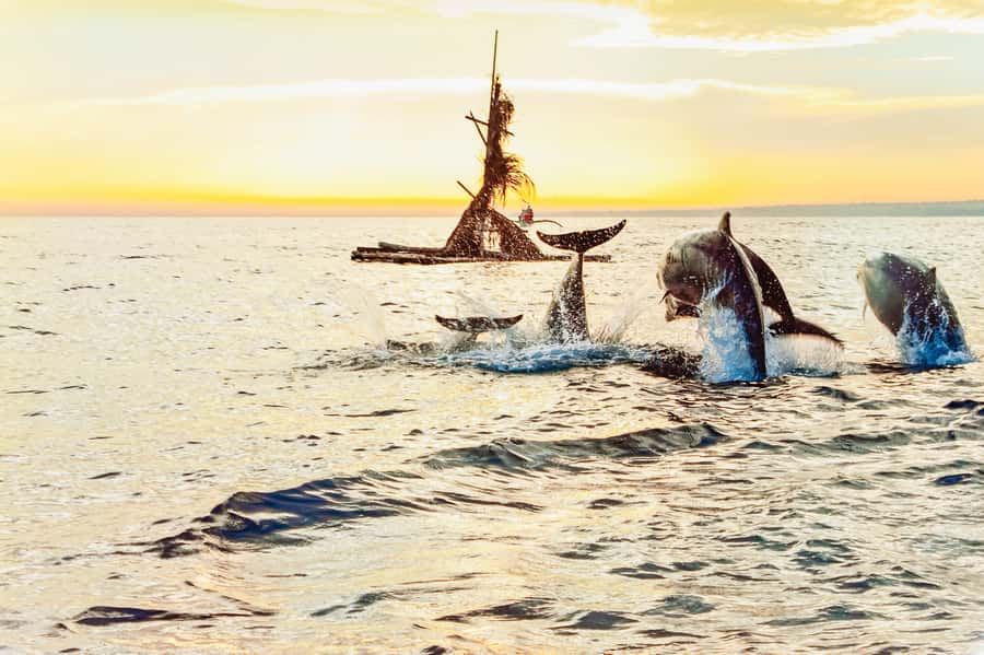 North Bali: Sunrise Tour with Dolphins, Waterfalls & Temples - Ulundanu Bratan Temple on Lake Bratan