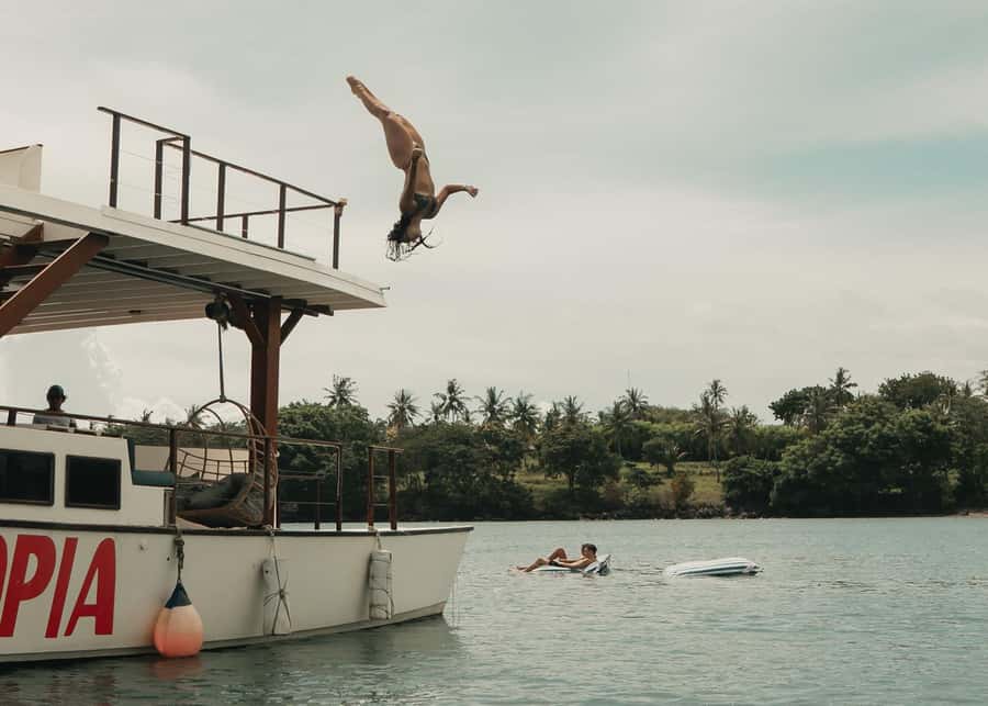 Nusa Lembongan: 4-in-1 Half-Day Catamaran Snorkeling Cruise - The floating beach club at a calm bay