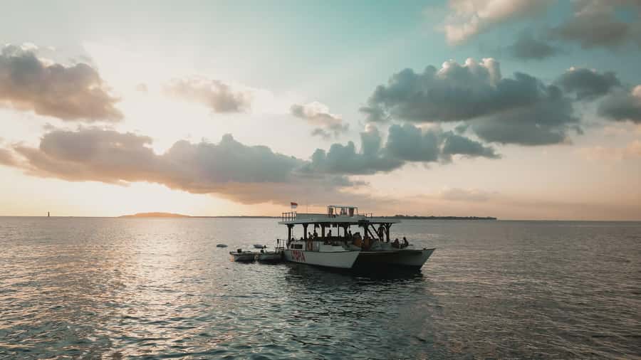 Nusa Lembongan: 4-in-1 Half-Day Catamaran Snorkeling Cruise - Morning cruise or sunset departure?
