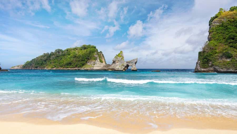 Nusa Penida: Tembeling Beach, Goa Giri Putri & Diamond Beach - A Full Day of Contrasts on Nusa Penida