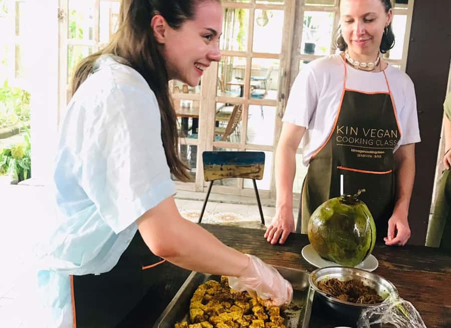 Seminyak: Vegetarian Cooking Class - A Seminyak cooking class that starts at the market