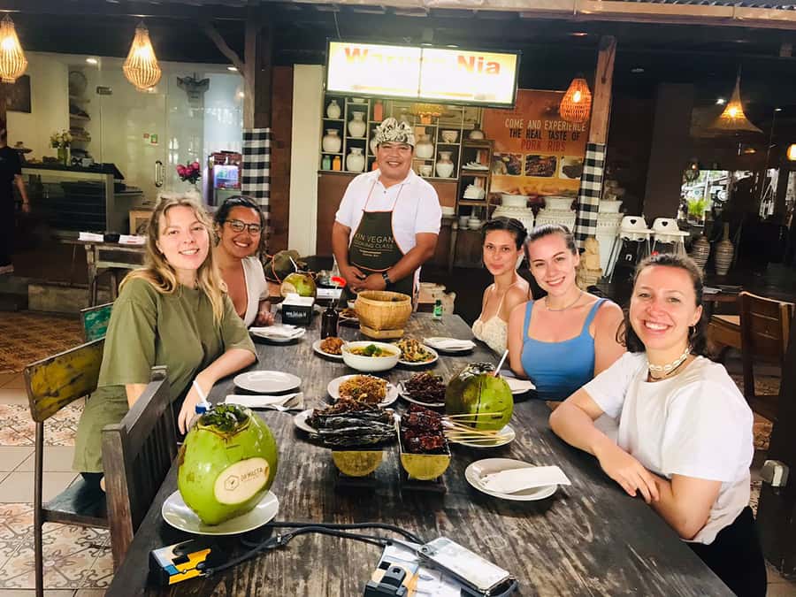 Seminyak: Vegetarian Cooking Class - Eating the food you prepare