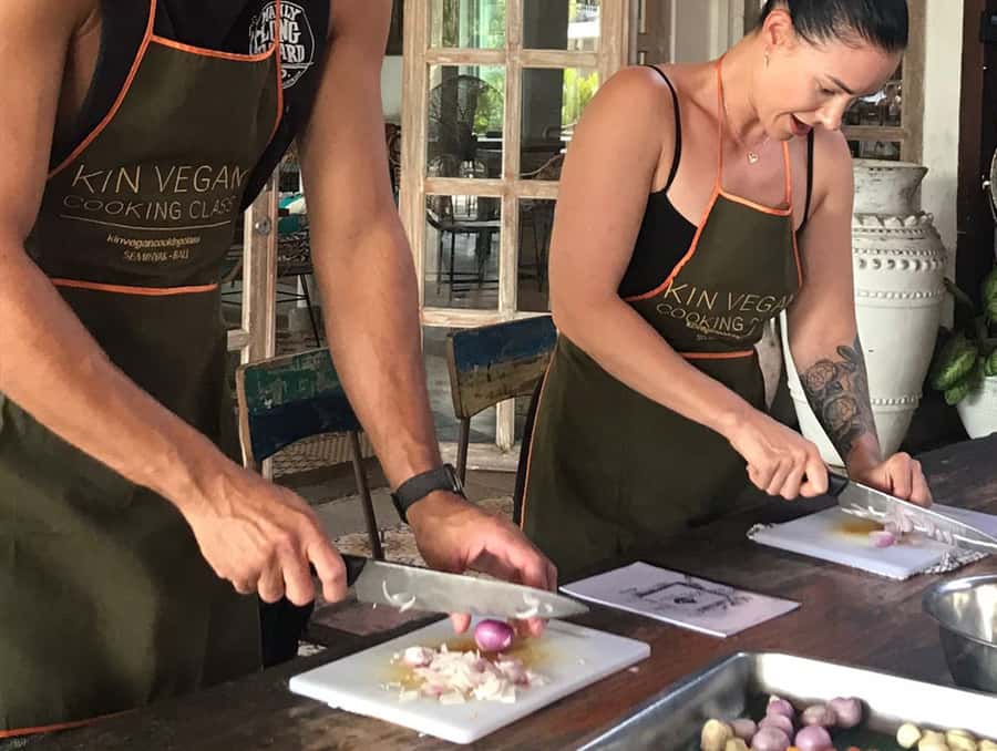 Seminyak: Vegetarian Cooking Class - Preparing Balinese vegetarian dishes with direct help