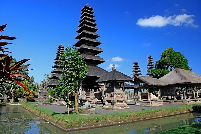 Tanah Lot and Uluwatu Temple Tour - Bali Full Day Sightseeing Tours - Uluwatu Temple: Clifftop Views and a Crowded Sunset