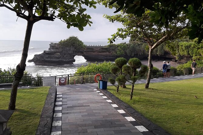 Tanah Lot Tour & North Bali Tour : All-Inclusive Best Experience - Ulun Danu Beratan beside the mountain lake