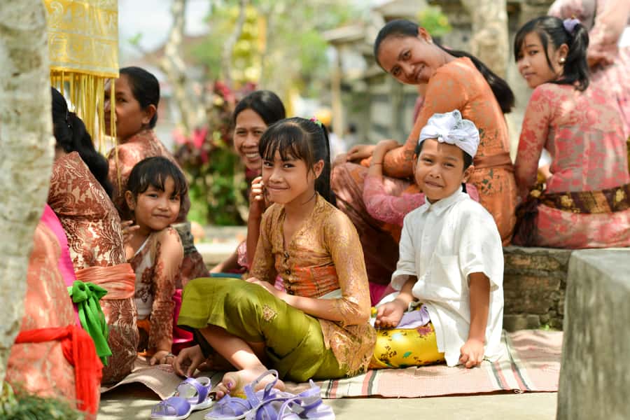 Ubud: 3-Hour Walking Tour with Lunch - A morning blessing at a Balinese family compound