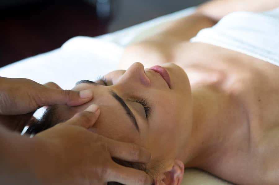 Ubud: Couple Spa Treatment with Bath Ritual & Sparkling Wine - The opening foot-cleansing ritual