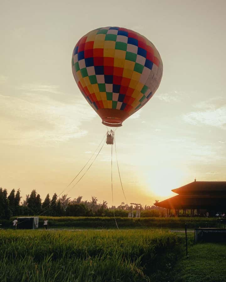 Ubud: Floating Breakfast and Hot Air Balloon Experience - Tanah Gajah gives the morning its polished setting