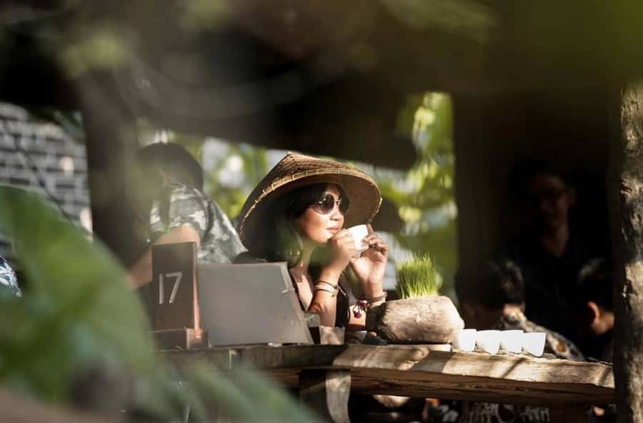 Ubud: Floating Breakfast, Jungle Swing & Spa Romantic Tour - Walking through Ubud’s rice-growing countryside