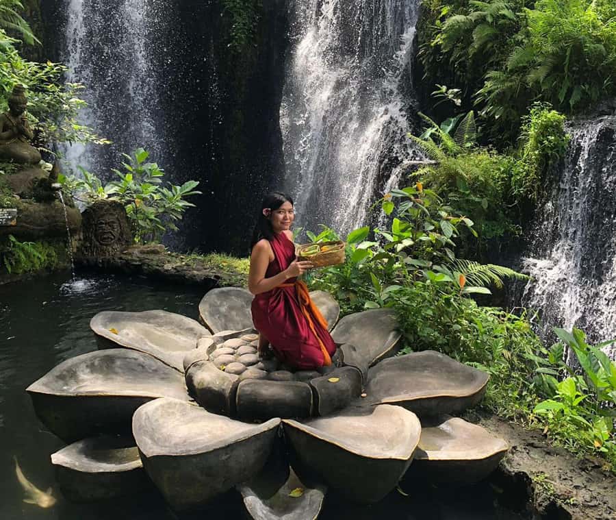 ubud griya beji waterfalls : purification ceremony - Starting with a welcome drink