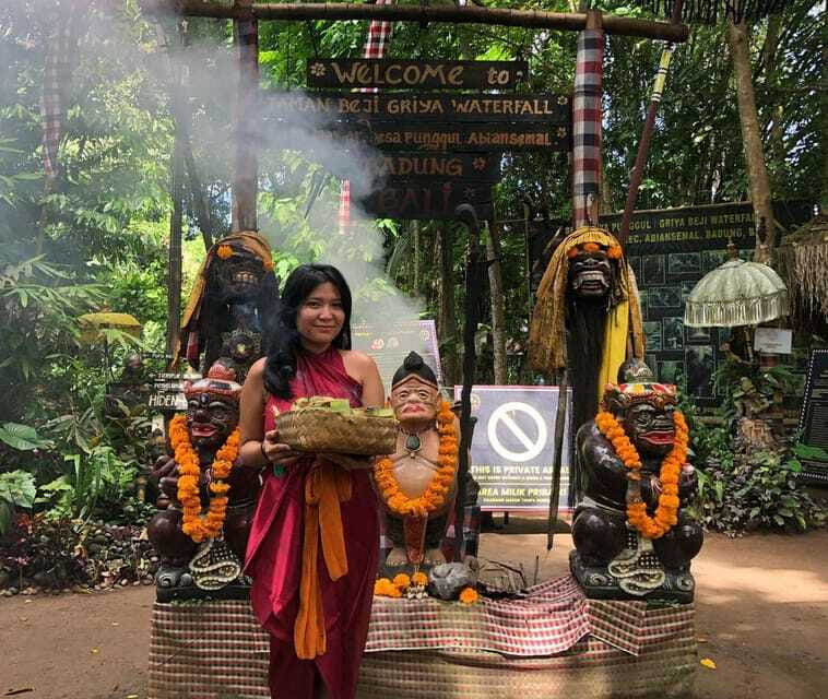 ubud griya beji waterfalls : purification ceremony - Preparing with clothing and offerings