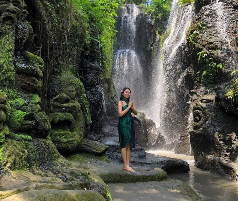 ubud griya beji waterfalls : purification ceremony - Using the waterfall facilities