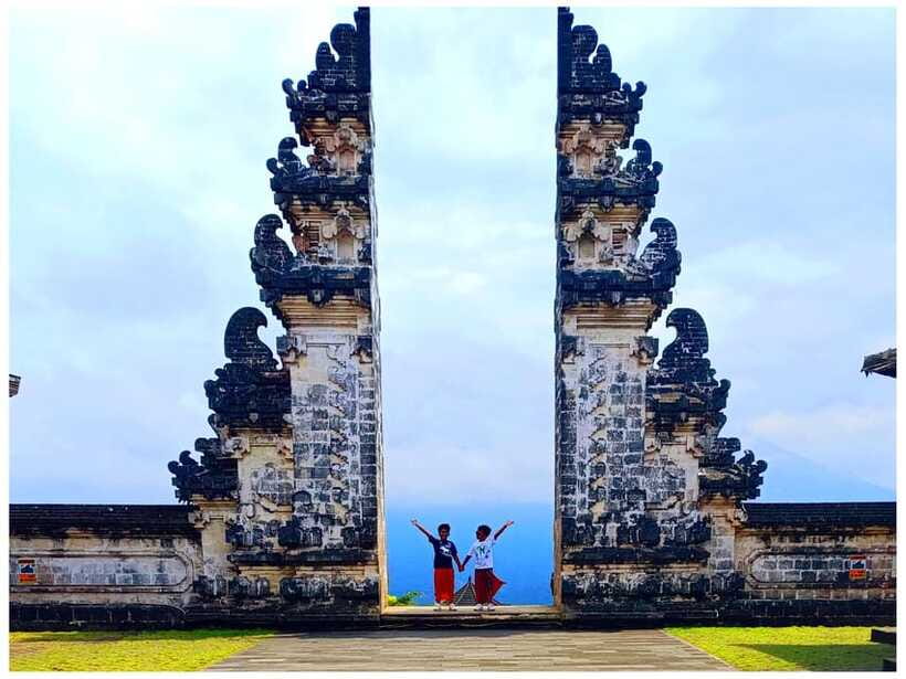 Ubud: Heaven Gate Lempuyang, Water Palace & Waterfall Tour - Lunch and the cost of eating on the road