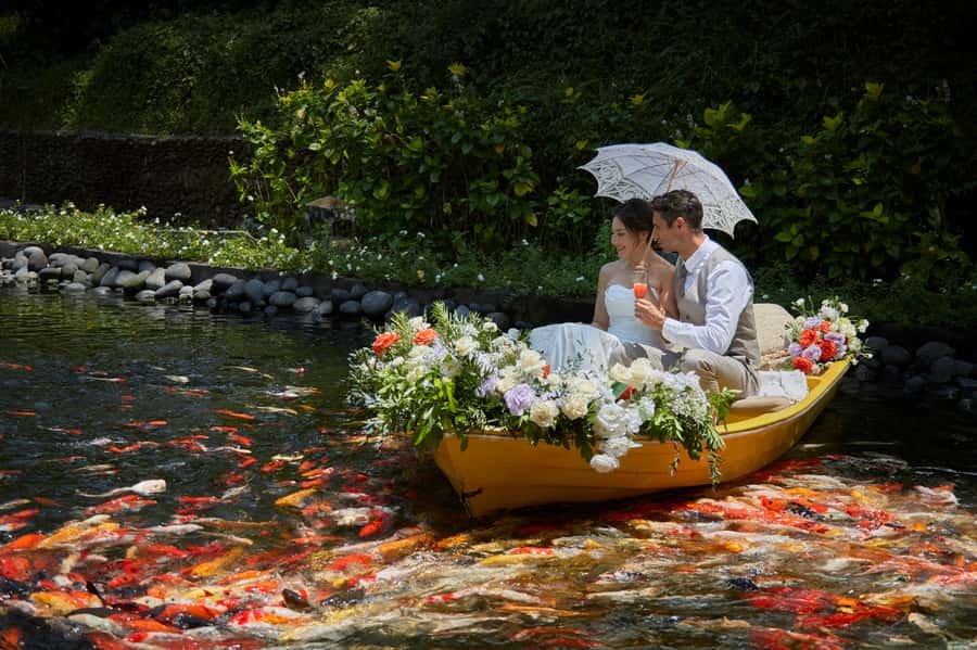 Ubud: Private Romantic Photo Cruise with Food and Drinks - A gentle boat ride inside Kamandalu Ubud