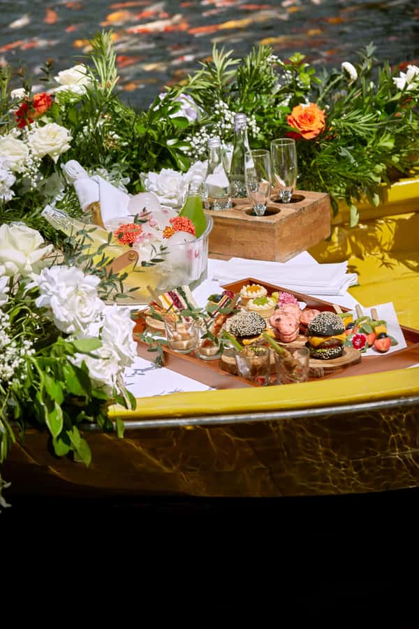 Ubud: Private Romantic Photo Cruise with Food and Drinks - Tropical views and a useful photo stop