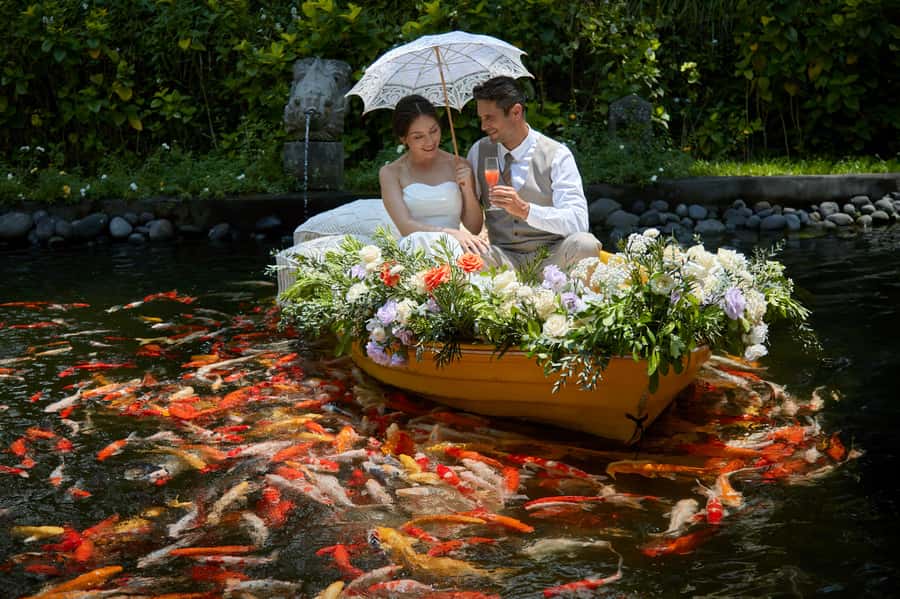 Ubud: Private Romantic Photo Cruise with Food and Drinks - Tea, snacks, and sparkling wine on the pond