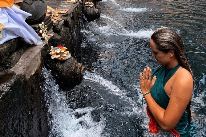 Ubud Waterfalls, Temple & Rice Terrace Guided Tour - Tibumana Waterfall: a short walk through the trees