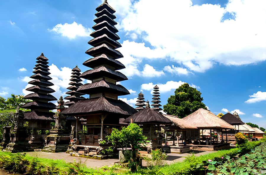 Ulun Danu Beratan, Jatiluwih, & Tanah Lot Private Tour - Lunch near the temple and a stop at Bedugul Market