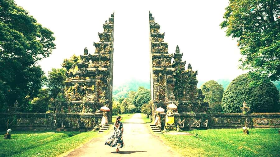 Ulun Danu, Handara Gate & Banyumala – Private Highlands Tour - Handara Gate and the reality behind the famous photo