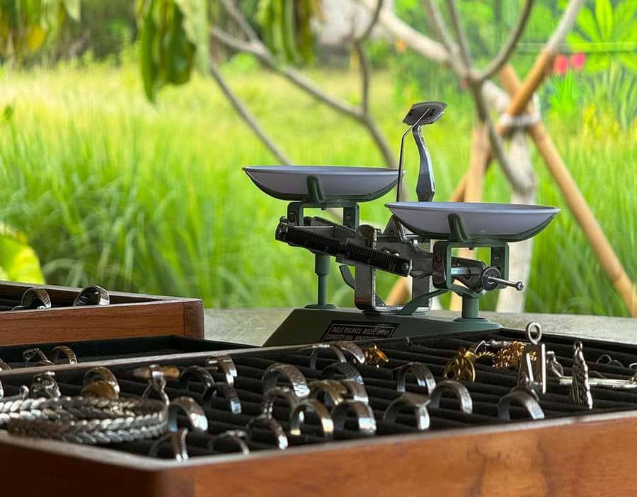 Uluwatu : Make Your Own Silver Jewelry Class - Shaping the Silver With Local Guidance