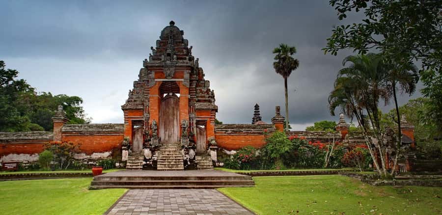 West Bali: Jatiluwih Rice Terrace and Tanah Lot Sunset Tour - Taman Ayun and the gardens of Mengwi